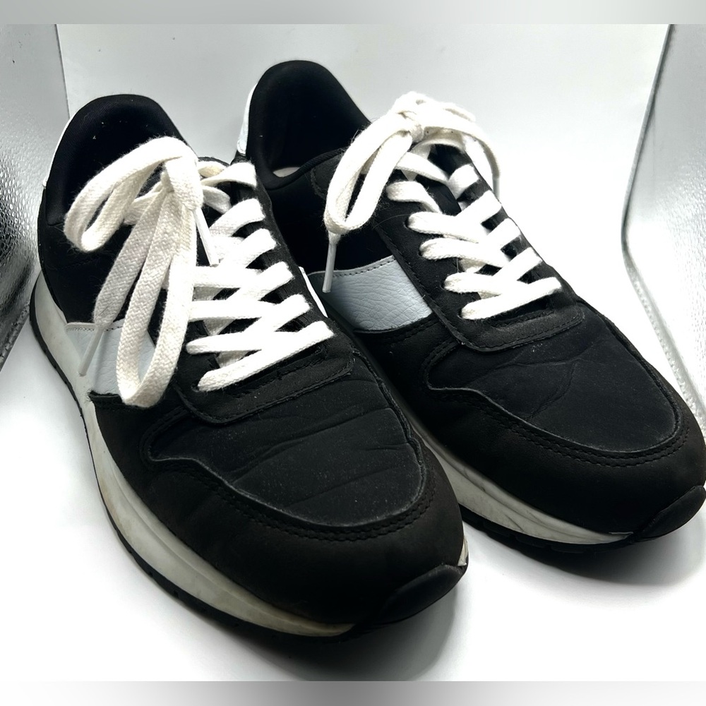 😎LAST CHANCE! $5/OR OFFERS CONSIDERED!💋 Classic Black and White Women’s Sneakers